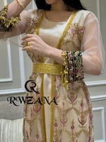 جلابية ملكية مطرّزة بتفاصيل ذهبية فاخرة