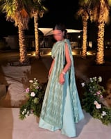 فستان سهرة أخضر فستقي بتصميم راقٍ وشال فاخر