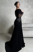 فستان سهرة أسود راقٍ بأكمام دانتيل