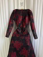 فستان أسود بورود حمراء بتصميم ملكي