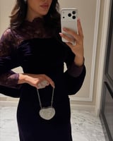 فستان مخملي بنفسجي بتصميم دانتيل ملكي