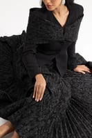 فستان أسود راقٍ بتصميم أنيق وتفاصيل فاخرة