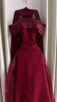فستان سهرة أحمر ملكي أوف شولدر بتصميم فاخر