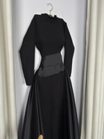 فستان أسود ملكي بأكمام طويلة وذيل فخم