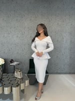 فستان "أبيض ثلجي" ميدي بخصر بيبلم وياقة ملكية مفتو...