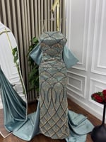 فستان سهرة سماوي مطرّز مع شال ملكي فاخر