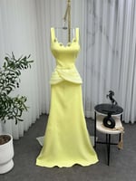 فستان سهرة أصفر فاتح بأكتاف منسدلة وتصميم ناعمة