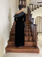 فستان أسود مخملي بتصميم ملكي وبليسية فاخرة