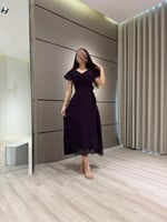 فستان "فيوليت" ميدي بأطراف ليزر كات وحزام خصر