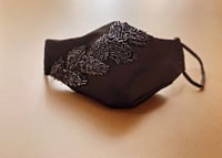 كمامة سهرة تطريز كحلي على اسود - evening mask
