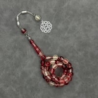 سبحة مضيئة في الظلام مع كركوشة