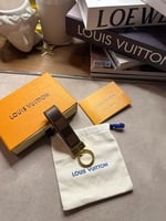 LOUIS VUITTON ميدالية مفاتيح