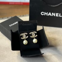 CHANEL حلق لون ذهبي