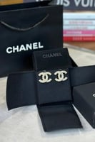 CHANEL حلق لون ذهبي