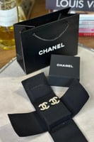 CHANEL حلق لون ذهبي