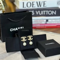 CHANEL حلق لولو ذهبي