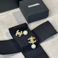 CHANEL حلق لولو ذهبي