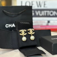 CHANEL حلق لولو ذهبي