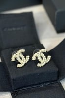 CHANEL حلق لون ذهبي