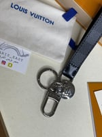 LOUIS VUITTON ميدالية مفاتيح
