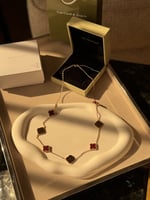 عقد Van Cleef & Arpels