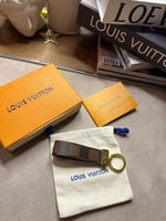 LOUIS VUITTON ميدالية مفاتيح