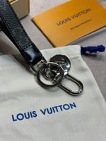 LOUIS VUITTON ميدالية مفاتيح