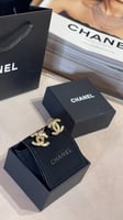 CHANEL حلق لون ذهبي