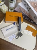 LOUIS VUITTON ميدالية مفاتيح