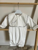 افرول ابيض للرضع بتطريز ذهبي