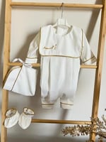 افرول ابيض للرضع بتطريز ذهبي