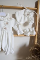 افرهول مع قبعه وشراب مع بروش