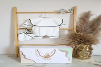 طقم البيبي بالاسم أفرهول مع قبعه وشراب