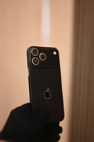 ايفون 17 اسود مع حواف الكاميرا مطليه ذهب - أي تصمي...