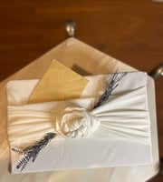 تغليف هدية وبطاقة