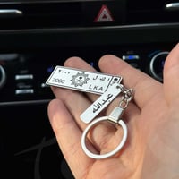 ميدالية مفاتيح بشكل لوحة السيارة بالاسم