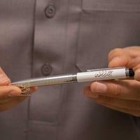 قلم رجالي فضي وأبيض محفور بالاسم العربي – تصميم أن...