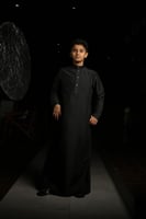 ثوب أولاد أسود خفيف، مع أزارير مميزة