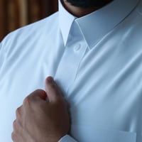 ثوب رجالي قماش واقف، كم سادة، رقبة قلاب