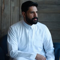 ثوب رجالي قماش واقف، كم سادة، رقبة قلاب
