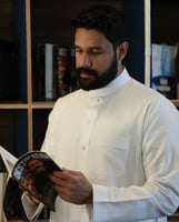 ثوب رجالي قماش واقف، كم سادة، رقبة سادة