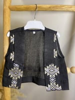 سديري ولادي كلاسيكي أسود – بتطريز هندسي فاخر بلوني...