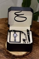 طقم ساعه مع كتابه الاسم على البوكس