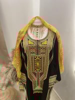 جلابية عسيرية مطرزة بخيوط ذهبية وتداخل ملون - لبس...