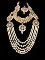 قلادة من اللؤلؤ الصناعي