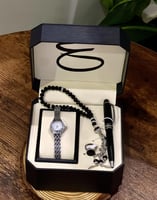 طقم ساعه مع كتابه الاسم على البوكس