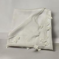 مدورة بيضاء فاخرة مطرزة - قطعة تراثية أنيقة.