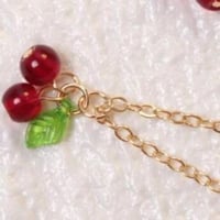 تعليقة الكرز الاحمر