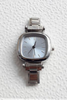 ساعة تشارمزفضي (مينافقط) تتركب مع اسوارة تشارمز