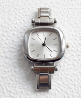 ساعة تشارمزفضي (مينافقط) تتركب مع اسوارة تشارمز